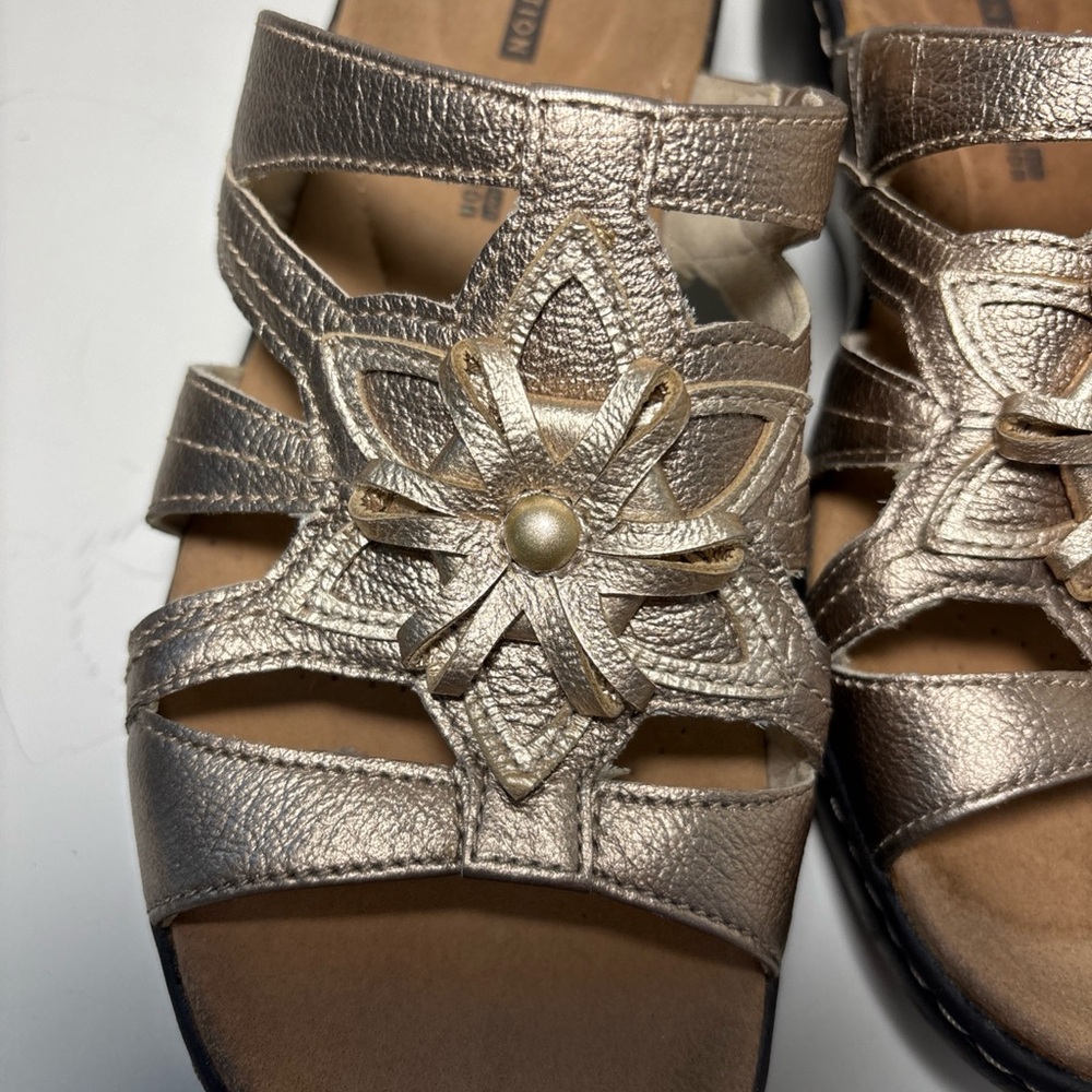 Clarks Sandals Womens 8 Gold Leather Delana Venna Strappy Slide Low Wedge - Picture 3 of 7